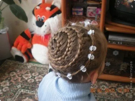Cum se împletească o panglica in jurul capului de tutoriale foto și video care vă va învăța