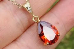 piatra de zircon și proprietățile sale