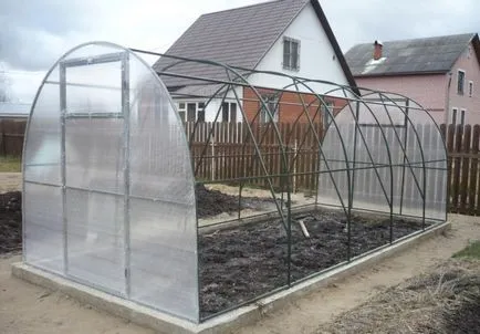 cadru de seră realizate din tuburi modelate cu mâinile lor (lor) cadru cu efect de seră din tub în formă cu mâinile