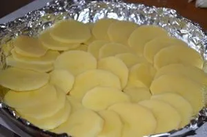 Cartofi la cuptor cu brânză și ceapă
