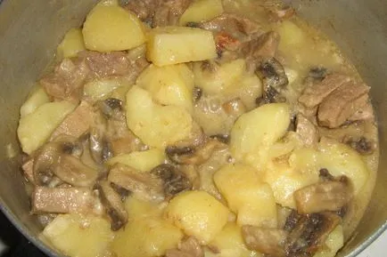 Cartofi, tocana cu carne și ciuperci în cuptor, oale și o tigaie