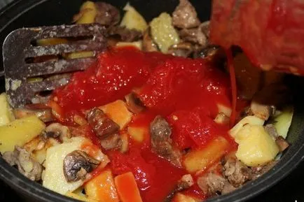 Cartofi, tocana cu carne și ciuperci în cuptor, oale și o tigaie