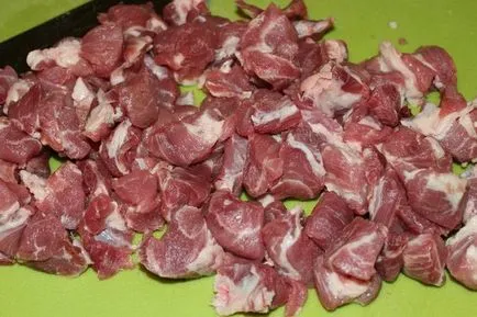 Cartofi, tocana cu carne și ciuperci în cuptor, oale și o tigaie