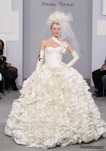 Colectia de rochii de mireasa 2011, de la Pnina Tornai (2011) Colectia de rochii de mireasa 2011 de la Pnina Tornai