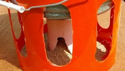 Alimentator pentru puii de găină cu mâinile lor de producție de înaltă calitate din resturi de materiale (materiale) Alimentator pentru puii de găină cu mâinile lor de producție de înaltă calitate din resturi de materiale