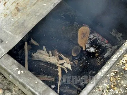 Smokehouse din butoiul cu mâinile
