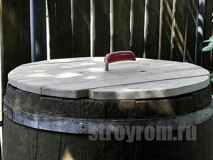 Smokehouse din butoiul cu mâinile