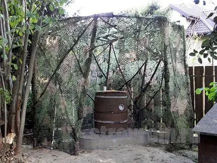 Smokehouse din butoiul cu mâinile