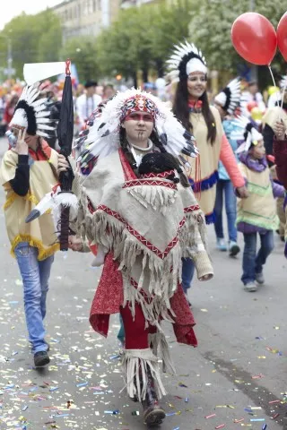costum indian cu o frizură pene indian