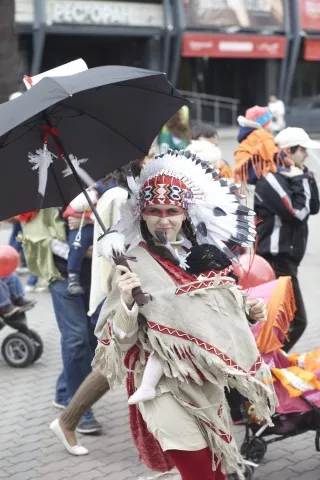costum indian cu o frizură pene indian