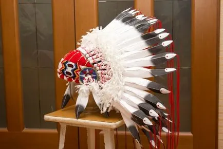costum indian cu o frizură pene indian