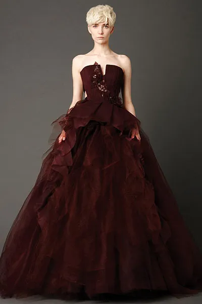 Red rochie de mireasa pentru mirese vibrante și pasionat