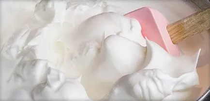 Crema reteta cozonac cu smântână, brânză de vaci, crema de ou și ciocolată