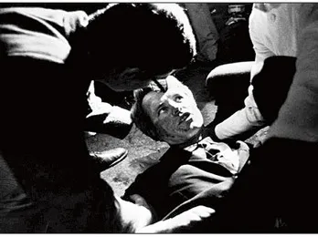 Cine a ucis fapte Kennedy