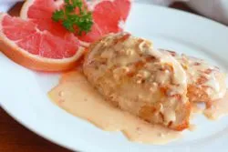 Pui în smântână într-o tigaie (minute Se serveste orice garnitura) Pui în sos de smântână într-o tigaie