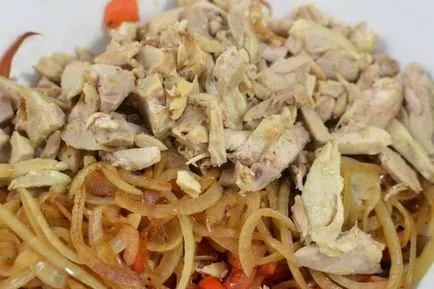 Salata de pui cu retete straturi de salata de ciuperci marinate și amestecat cu carne de pui si ciuperci