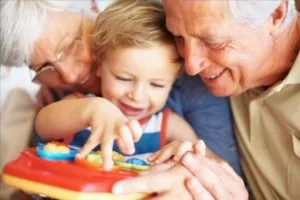 Poate un pensionar de lucru merge în concediu pentru îngrijirea copilului 1