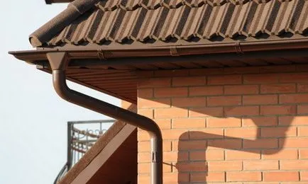 Instalarea de drenaj de pe acoperiș cu mâinile cum să facă dreapta