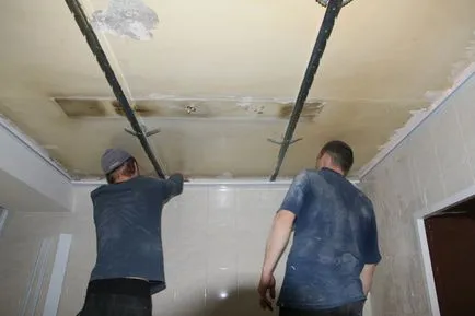 Montarea plafon raft cu mâinile sale un ghid pe etape