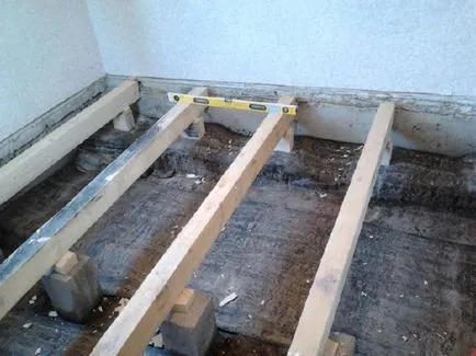 Instalarea podelei de lemn în baie cu mâinile (lemn) Instalarea podelei de lemn în baie cu mâinile