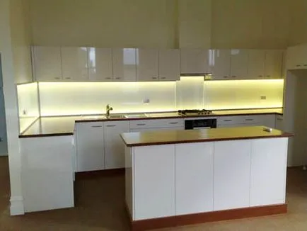 Instalarea de benzi cu LED-uri în bucătărie cu mâinile cum se instalează iluminare, instrucțiuni video (banda) Instalarea de benzi cu LED-uri în bucătărie cu mâinile cum se instalează iluminat, instrucțiuni video de