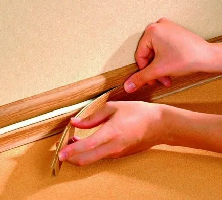 Montare de plinte din material plastic cu mâinile, portalul de construcție