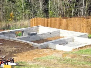 Cât de departe poți construi o casă din clădirile învecinate și frontierele terestre ale vecinilor