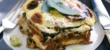 Musaca în limba greacă cu vinete - retete cu cartofi, carne tocată, dovlecei si sos bechamel (musaca) Musaca în limba greacă cu vinete - retete cu cartofi, carne tocată, dovlecei si sos bechamel