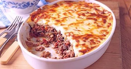 Musaca în limba greacă cu vinete - retete cu cartofi, carne tocată, dovlecei si sos bechamel (greacă) Musaca în limba greacă cu vinete - retete cu cartofi, carne tocată, dovlecei si sos bechamel