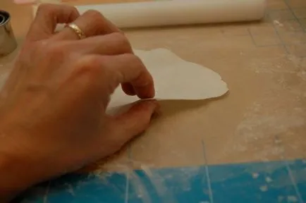 flori delicate de mastic pentru un tort de nunta