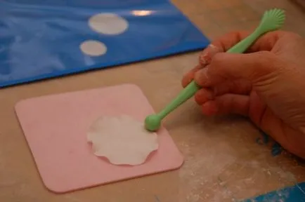 flori delicate de mastic pentru un tort de nunta