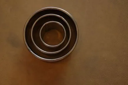 flori delicate de mastic pentru un tort de nunta