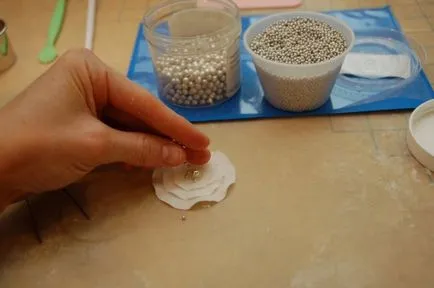 flori delicate de mastic pentru un tort de nunta