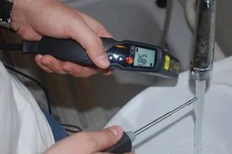 Temperatura normală de apă caldă într-un apartament rezidential intr-un bloc de apartamente