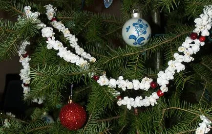 ornamente de Crăciun, realizate din hârtie și conuri (Crăciun) ornamente de Crăciun, realizate din hârtie și conuri