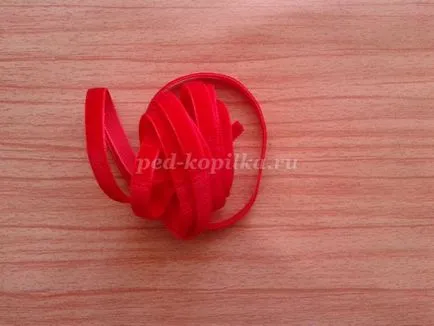 coroană de flori de Paste de pui cu mâinile lor