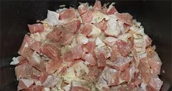 Plăcintă cu carne de pui și brânză în multivarka Redmond
