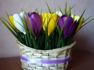Flori dintr-un porțelan rece cu mâinile lor Flori dintr-un porțelan rece cu mâinile lor