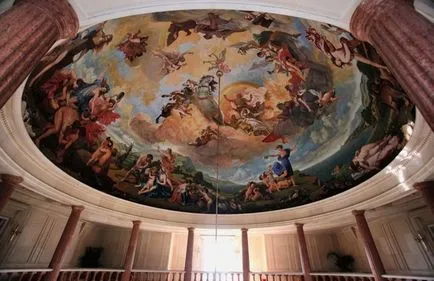 Aproape 10 regi de clădiri moderne, sub forma unui castel