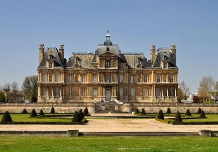 Aproape 10 regi de clădiri moderne, sub forma unui castel