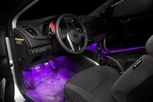 picioare de iluminare din spate într-o mașină