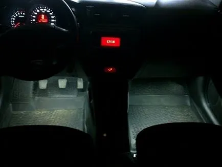 picioare de iluminare din spate într-o mașină