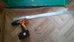 Porozhki linoleum - benzi decorative care ascunde articulația (comună) Nut pentru linoleum - o bandă decorativă, care ascunde cusătura