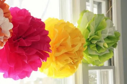 POM-poms de hîrtie cu mâinile toate de decor originale