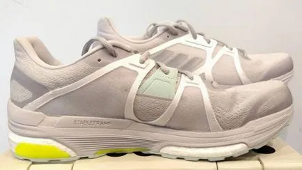 Proper pantofi de alergat pentru adidași care aleg să ruleze pe asfalt, pe o cruce (dreapta) Proper pantofi de alergat pentru adidași care aleg să ruleze pe asfalt, pe o cruce