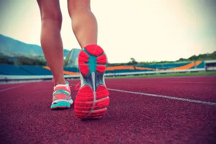 Proper pantofi de alergat pentru adidași care aleg să ruleze pe asfalt, pe o cruce (adidași) Proper pantofi de alergat pentru adidași care aleg să ruleze pe asfalt, pe o cruce