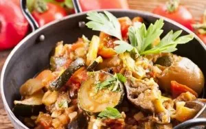 Prepararea tocană consistent cu dovlecei și alte legume