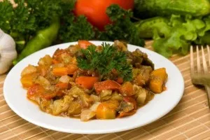 Prepararea tocană consistent cu dovlecei și alte legume