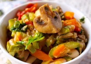 Prepararea tocană consistent cu dovlecei și alte legume