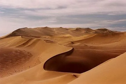 Taklamakan desert - vasta mare de dune de nisip (The Taklamakan) Taklamakan desert - vasta mare de dune de nisip